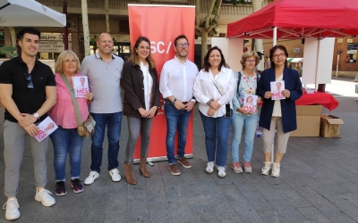 Laura Ballarín i Paco Aranda, a la plaça de l'Imperial amb més companys de partit